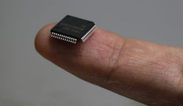 Полупроводниците на практика могат да бъдат и проводници, и изолатори, променяйки функцията си под външно въздействие (примерно на електричество с нисък волтаж). Това позволи електронните компоненти да претърпят драстична миниатюризация в последните десетилетия. 
Както припомня Bloomberg, първият процесор на Intel (4004 от 1971 година) разполагаше с 2300 транзистора, с размер 10 микрона, или 10 милионни от метъра. Днешните продукти на компании като тайванския гигант TSMC ползват транзистори с размери 5 нанометра - 5 милиардни от метъра. Това е 20 000 пъти по-тънко от дебелината на човешки косъм. 
В модерен чип на Nvidia, с размери приблизително 2.6 на 2.3 сантиметра, са побрани 8.3 МИЛИАРДА транзистора. 
