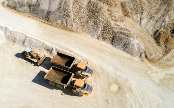 Както вече и децата знаят, основната суровина за електронните компоненти днес е силицият, добиван от най-обикновен пясък. Тя е евтина, достъпна и почти неограничена. 
Извличането на силиция изисква пещи, нагряващи се до 1400 градуса по Целзий, но и то не е твърде скъпо. Онова, което се случва после, повишава себестойността драстично. 
