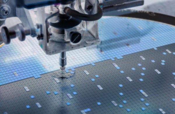 Един типичен микрочип се състои от десетки и дори стотици слоеве. За изрязването на схемите във всеки от тях, които ще се превърнат в транзистори, се използва процес, наричан доста подвеждащо "литография". Всъщност за целта се използват лазери - но не какви да е, а ултравиолетови, защото видимата светлина не е достатъчно прецизна. Процесите са мъчително бавни и няма как да се ускорят. Изработката на един микрочип се състои от 1000 до 2000 операции, и отнема стандартно около три месеца. 
