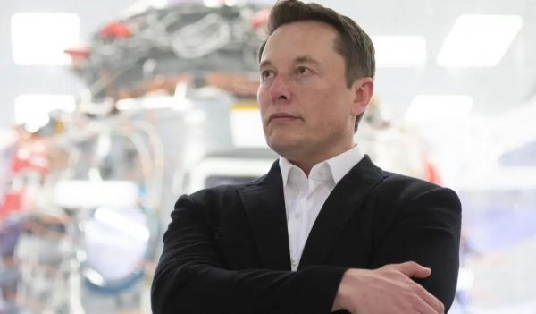 Кризата всъщност започна да преобръща самите отношения между поддоставчици и клиенти. В автомобилния сектор от десетилетия е немислимо производителят да плаща авансово на доставчиците си - но сега Tesla прибегна тъкмо към такава схема, за да си осигури достатъчни количества от чипове. Американската компания обмисляше дори да придобие собствен завод за полупроводници, но колосалните разходи разубедиха Илон Мъск. 
