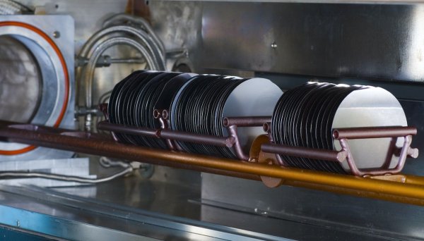 Множество фактори съвпаднаха, за да доведат до глобалния недостиг:
- Covid-19 и мерките на повечето правителства срещу него затвориха хората в домовете им и увеличиха драстично търсенето на електронни устройства като смартфони, таблети, лаптопи и телевизори. 
- Автомобилната индустрия е в ускорен преход към електрификация и автономно управление. Това означава, че от година на година автомобилите се нуждаят от все повече микропроцесори. В същото време търсенето на нови коли се възстанови по-бързо, отколкото индустрията - и нейните доставчици - предвиждаха. 
- Пожар в завода на японската Renesas Electronics Corp, която доставя 30% от чиповете за автосектора, допълнително вложи нещата. 
- Все по-бързо се развива и т. нар. "интернет на нещата", при който всевъзможни уреди - от хладилници и преси за коса до светофари - вече се нуждаят от чипове. 
- Спекулативно надутият балон на криптовалутите доведе до бум в добива им, който пък изисква все повече изчислителна мощ - и съответно по-мощни процесори. 
