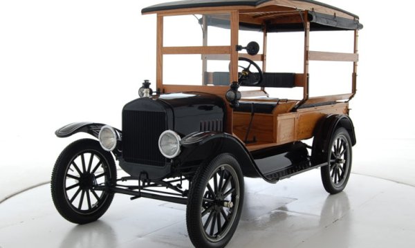 Първите автомобили приличат на карети, теглени от коне, с единствената разлика, че са задвижвани от двигател с вътрешно горене. Естествено, материалите, използвани за тяхното производство, са същите като тези за каретите.

По-специално, каросерията е изработена от дърво и тапицирана с плат или кожа. Дори в такъв забележителен автомобил като Ford T (на снимката), значителна част от конструкцията остава дървена, въпреки че делът на стоманените панели на каросерията се увеличава с всяка пусната модификация.
