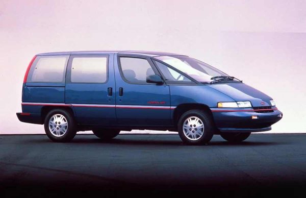 В средата на 20-ти век се появява друг материал, който първоначално се възприема като алтернатива на стоманата: фибростъклото. Инженерите на GM са толкова впечатлени от свойствата му, че дори рискуват да произведат първия Chevrolet Corvette с каросерия от фибростъкло. На пръв поглед фибростъклото изглежда има само предимства: евтино, леко, устойчиво на корозия и практически неразрушимо.

В случай на инцидент, повреденият панел просто се изхвърля и заменя с нов. При производството на панели от фибростъкло се използват синтетични смоли и фибро влакна, което прави разходите незначителни. Освен това, автомобилните компании спестяват значително от оборудване, тъй като производството на панели от фибростъкло не изискват скъпи щампи за каросерии.

На снимката е миниванът Chevrolet Lumina APV от 1990 година. Той не е най-забележителното превозно средство - харчи много  и трудно се управлява, а единствената му силна страна е, че има каросерия от фибростъкло.
