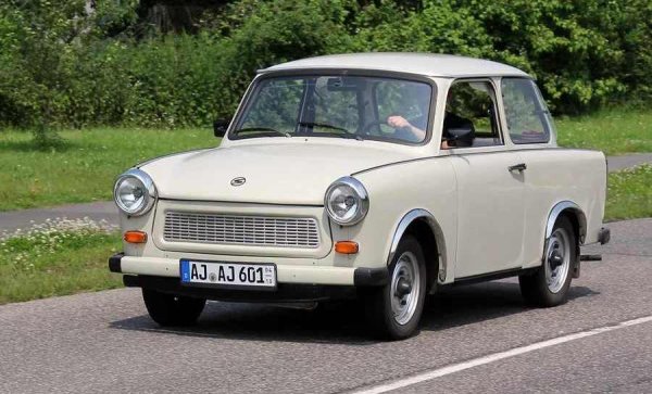 ГДР отива още по-далеч, като разработва фенол или дуропласт. Пестеливите източногерманци използват фенолформалдехидна смола, подсилена с памучни отпадъци, което означава, че правят каросерийни панели по същество от боклук. В резултат на това източногерманският народен автомобил, Трабант, също така е евтин и се превръща в най-широко произвежданата кола с пластмасова каросерия в света.
