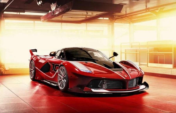 Дори карбонът, един толкова сложен материал, не успява да замени стоманата. Въпреки всички предимства на въглеродните влакна, каросерийните панели, изработени от тях, са значително по-скъпи от стоманените, а технологията им на производство не е предназначена за масово производство. Ето защо карбонът се използва предимно в спортните автомобили и хиперколите като това Ferrari FXX-K.
