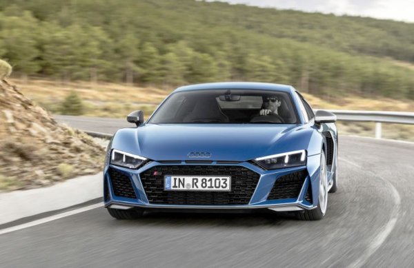 Още една икона, която ще падне жертва на обещанието за пълна електрификация на гамата на Audi. Хилдегард Вортман, която ръководи стратегическото планиране в Audi, потвърди, че R8 и TT ще си отидат и ще бъдат заменени от електрически модели. Базовото R8 quattro вече се сбогува с поточната линия тази година, а редът на по-мощните версии ще дойде вероятно през втората половина на 2022.
