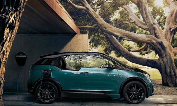 Осем години след дебюта си, първият електромобил на BMW се оттегля на заслужен отдих. Създаден предимно от рециклирани материали и изцяло с мисъл за енергийна ефективност, моделът остана на пазара удивително дълго и дори през тази година постигна нелоши продажби срещу далеч по-съвременните си конкуренти. В бъдеще отново ще има електрическо BMW i3, но то ни най-малко няма да прилича на този наистина пионерски модел.
