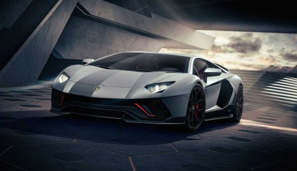 Идва време да се простим и с последния V12 с атмосферно пълнене на Lamborghini. След 10 години в производство, Aventador се сбогува с лимитираната серия Ultimate Edition. Наследникът му вече ще е с хибридно задвижване.
