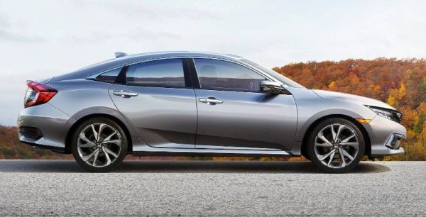 Иън Хауълс, старши вицепрезидентът на Honda Europe, обяви още преди година, че от 2022 компанията няма да предлага неелектрифицирани автомобили на европейския пазар. Това вещае скорошното изчезване на Civic Sedan, както и на бензиновите версии на Civic Hatchback. Последният модел ще остане на пазара като хибрид, но с осезаемо по-висока стартова цена.
