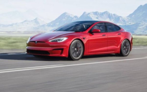 Всъщност най-бързата Tesla в историята не излиза от производство, просто защото така и не влезе в него. Илон Мъск бе обещал Plus версията като абсолютен връх в гамата, с 840 км пробег с едно зареждане и под 2 секунди за ускорение от 0 до 100 км/ч. Но или търсенето не задоволи предварителните очаквания, или компанията се сблъска с технически трудности, защото наскоро Мъск обяви, че Plus модел няма да има и като флагман на Tesla си остава обикновеният Plaid. 
