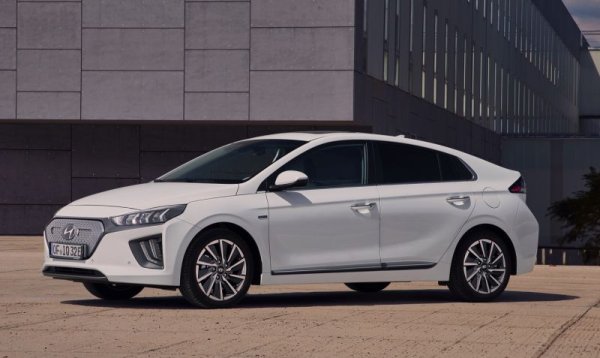 Разработеният основно за американския пазар модел всъщност няма да изчезне напълно - хибридната и плъг-ин хибридната версия засега остават в производство. Заминава си обаче чисто електрическият вариант, за да разчисти терена за далеч по-модерния като технология и по-ефектен като дизайн Ioniq 5.
