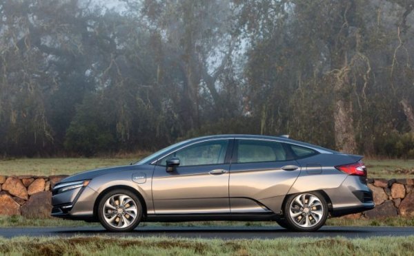 По волята на политиците водородното бъдеще се отлага за неопределено време, така че логично и първите смели опити с такова задвижване изглеждат обречени. Honda спира производството на Clarity с горивни клетки, и дори на пуснатите по-късно версии с батерии и плъг-ин хибрид. Заслуга вероятно има и странният дизайн, наложен от специфичните мерки за безопасност при водорода.

