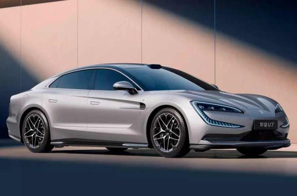 Супер седан от BYD излиза на местния пазар. Външният вид и основните параметри бяха разсекретени още през февруари, но продажбите започнаха едва сега. 5,3-метровият модел получи коефициент на съпротивление на въздуха 0,195, система на задвижване e4 с четири двигателя с обща мощност 1300 конски сили и батерия с капацитет 135,5 kWh.
