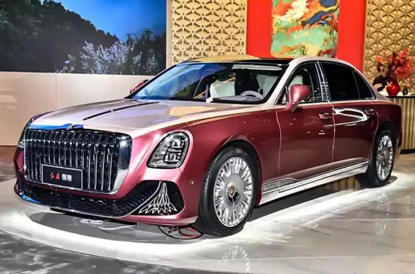 Китайската компания Hongqi пусна на вътрешния пазар луксозен представителен седан. Много е вероятно още следващата година автомобилът да се появи и на други пазари, включително в Европа. 5,35-метровият модел е с четири или пет места, задвижване на четирите колела и осемстепенен автоматик.