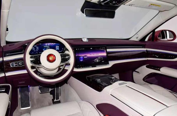 Двигателите са 3-литров V6 (381 к.с., 570 Нм) и 4-литров V8 (476 к.с. сили, 680 Нм). Най-динамичната версия ускорява до сто за 4,3 сек. и развива 250 км/час. Списъкът с оборудване на топ конфигурацията клас включва многоконтурни седалки с отопление, вентилация, масаж и настройки за памет, въздушно окачване, акустика с 32 високоговорителя, безжично зарядно устройство за смартфони и 14-инчови екрани за пътниците отзад.
