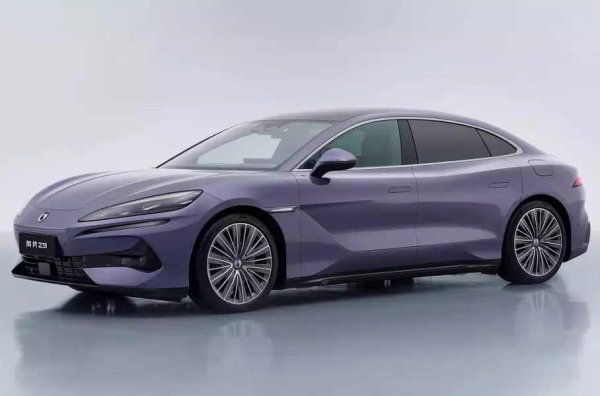 BYD показа луксозния седан Denza Z9, като досега моделът се предлагаше като хечбек с префикса GT. Междуосието и ширината им са еднакви, но новият автомобил е с 4 см по-дълъг. Седанът се отличава и с различните брони, джанти и декорацията в салона, но ключовата иновация е дизайнът на волана. В предния панел са монтирани 3 дисплея (включително 2 сензорни), пътниците на втория ред имат отделни екрани, а управлението на задните седалки става чрез тъчскрийн. Седалките са четиримата пътници имат функции за отопление, вентилация и масаж. Моделът разполага и с минибар. 
