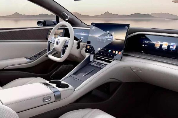 Технологията остава непроменена - плъг-ин хибрид с 2-литров турбо двигател с мощност 207 конски сили, както и вариант само на ток. И двете версии електромоторите са три - един отпред и два отзад. Модификацията с бензинов двигател развива максимална мощност от 870 к.с. и 1035 Нм, батерията е с капацитет от 38,5 kWh, а пробегът е до 1101 км (само на ток - 201 км). Електрическият автомобил има батерия от 100 kWh и пробег до 630 километра без презареждане, но развива 965 к.с. и 1150 Нм.