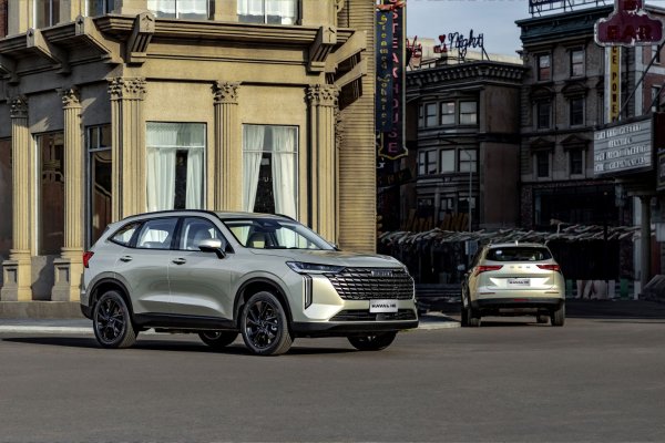 Електрифицираната система развива 243 к.с., като предлага комбиниран разход от 5.9 л/100 км. Хибридът идва на цена от 74 990 лв. с ДДС. И двете версии имат 7-годишна гаранция или 200 000 км пробег.