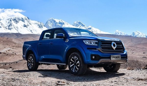 Пътнически вариант също има 2,0-литров бензинов двигател и 4х4 задвижване, но разчита на 8-степенна ZF скоростна кутия за по-голям комфорт. Интериорът е по-луксозен, като има дигитално 7-инчово табло, безжично зарядно и 360-градусова камера. Цената на пътническата версия е 73 990 лв. с ДДС.