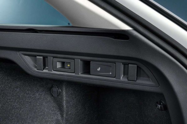 Сега може да извадите или скриете теглича докато си седите на шофьорското място - с натискането на бутон. Доста приятна дреболия за тези, които обичат да карат с ремарке.