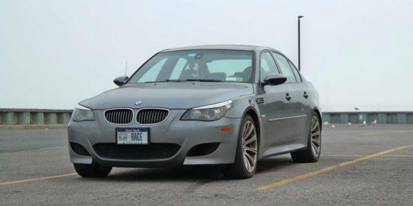 Външният вид на "петицата" от поколението Е60 буди доста нееднозначни оценки, а М5 версията се слави със скъпата си поддръжка. Но пък за сметка на това ви дава уникалния шанс да имате V10 като във Формула 1 под капака, с 500 кончета. Потенциален проблем е автоматичната SMG трансмисия. Идеалният вариант е да намерите кола с ръчни скорости.