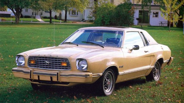 Новият Mustang, в чийто екстериор бяха широко използвани детайли от по-евтиния модел Pinto, зарадва далеч не всички. Независимо от това, забележимото намаляване на размерите, както и появата в моторната гама на редови 4-цилиндров двигател, позволиха на модела да се задържи на пазара в трудните икономически условия. Настоящото поколение на Mustang пък е вече шесто.