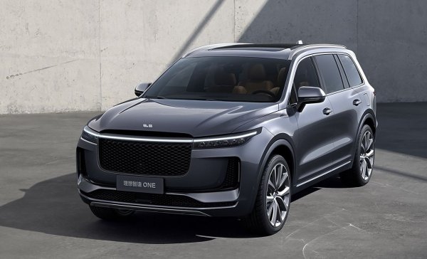 В Шанхай ще дебютира новата китайска фирма Li Xiang, чийто първи модел е голям кросоувър под името One. Автомобилът с дължина над 5 метра се задвижва от електромотор с мощност 326 к.с., който работи в комбинация с 1,2-литров турбодвигател. Последният служа за генератор, който зарежда акумулаторите и така пробегът на машината може да достигне 700 км. В салона има 6 отделни седалки с кожа Nappa и 4 големи дисплея.
