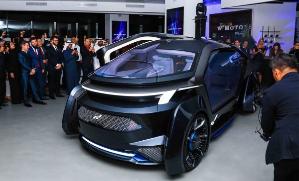 Подобна концепция на автомобил ще покаже и компанията  W Motors, която стана известна със суперколата Lykan Hypersport. Този път ливанците са направили иновационен електромобил с автономно управление от 4-о ниво. Неговият салон ще бъде "много гъвкав", като ще може да се конфигурира както за бизнес, така и за почивка.
