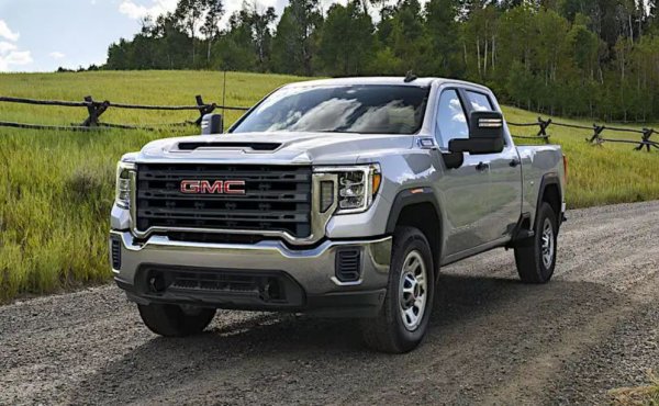 GMC произвежда леко променени версии на пикапи Chevrolet в продължение на десетилетия. Еквивалентът на сегашния Silverado HD е Sierra HD, който е почти идентичен механично.

Странно обаче, GMC изтъква, че дължината на Crew Cab, Long Bed Sierra е 6759 мм което го прави по-голям от Silverado.

