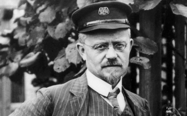 В основата на Audi стои германският инженер и предприемач Август Хорх. В началото на 20-ти век, поради разногласия с бизнес-партньори, Август напуска автомобилната компания August Horch & Cie Motorwagen Werke AG, която сам създава и реши да започне с нова марка.

На събранието на учредителите възникна въпросът за името. Две фирми с едно и също фамилно име е неудобно и глупаво. Срещата се провежда в на един от бизнес-партньорите на Horch - Франц Фикеншер. Синът му, който току-що си е написал домашните за училище, предлага да преведе името Horch на латински. Получава се Audi, тоест „слушай“.

Срещата в дома на Фикеншер се провежда през лятото на 1909 г., а малко по-късно първата кола на новата марка вижда бял свят. Не е изненада, че Audi Type A със своя 2,6-литров двигател с 22 к.с.е технически подобен на Horch 18/22. В крайна сметка двата модела са създадени от един и същи човек.