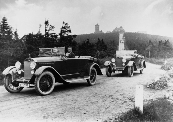 Audi е първата германска марка, преминала към ляв волан
Новата фирма заема нишата на уважаван производител на скъпи и висококачествени автомобили. Затова може да се твърди, че Audi е премиум от самата си поява. Освен това е и много модерна компания. 

Audi Type K, което дебютира през 1921 г., е първата германската кола с ляв волана. Преди това се смята, че водачът трябва да седне отдясно или в центъра, за да контролира по-добре автомобила. Август Хорх по-бързо от колегите си осъзнава, че е много по-важно да се контролира средната лента, за да се размине безопасно с насрещния трафик – нещо, за които Хенри Форд се сеща още през 1908 г.