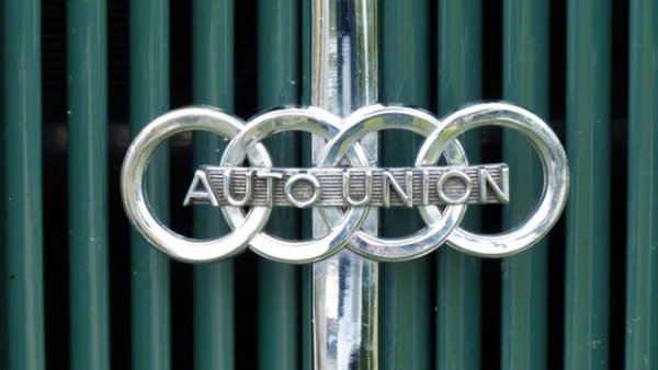 Икономическата криза в Германия, която започва след Първата световна война и обхваща 20-те години на миналия век, се превръща в предизвикателство за германската автомобилна индустрия. Десетки фирми изчезват завинаги, а други трябва да се слеят, за да оцелеят.

През 1928 г. четири германски марки - DKW, Wanderer, Horch и Audi, разменят независимостта си срещу финансова стабилност. В структурата на новия концерн Auto Union (Автомобилен съюз) на всеки от тези производители е определена собствена пазарна ниша. В най-ниският ценови сегмент са автомобили DKW, следващата стъпка е Wanderer. На върха на веригата е елитният Horch, докато Audi зае премиум-роля - над средното, но не и на върха. Тогава се появява и познатото лого с 4 пръстена, които представляват четирите марки в новия концерн.