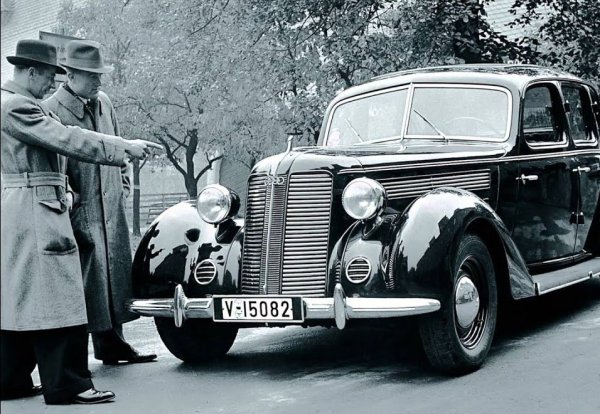 Днес е обичайно говорим за Audi като за компания от Инголщад, но исторически производителят има съвсем различно място на раждане. Това е град Цвикау, който през 1945 г. попада на територията, контролирана от СССР. Като цяло Auto Union престава да съществува след Втората световна война. Повечето от предприятията и активите на групата остават в Източна Германия, а марките Wanderer, Horch и Audi просто затварят врати.

След известно време бившото ръководство на автомобилния съюз основава ново юридическо лице в Западна Германия със същото име. Но сега в Auto Union остава само DKW, който се установява точно в Инголщад. А автомобилите Audi се връщат на пазара едва след 20 години и то при много любопитни обстоятелства.
