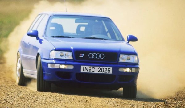 Най-бързата кола в света от марка, която не прави хиперколи? Да, комбито Audi RS2, създадено в сътрудничество с инженерите на Porsche, някога се смяташе за недостижимо по отношение на ускорението от място до 50 км/ч. Този автомобил се нуждаеше от 1,5 секунди за това &bdquo;упражнение&ldquo;, като важна роля тук играе не само турбодвигателят с 315 к.с.и, но и постоянното задвижване на четирите колела.