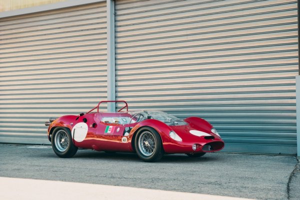 Tipo 61 Birdcage - състезателен автомобил от началото на 60-те. Maserati се отказа от участие в моторните спортове, но не спря да разработва състезателни коли по поръчка на клиенти