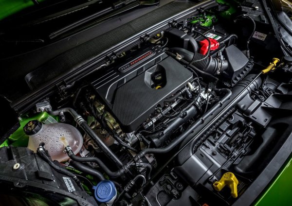 12V батерията има кратък живот според сегментните стандарти &ndash; четири години без замяна вече са добър резултат. При коли на възраст от три или четири години си струва да се провери състоянието на акумулатора. 

Задните амортисьори в екземплярите до 2021 понякога протичат. Мултимедията понякога замръзва, но това се решава с актуализация на софтуера.