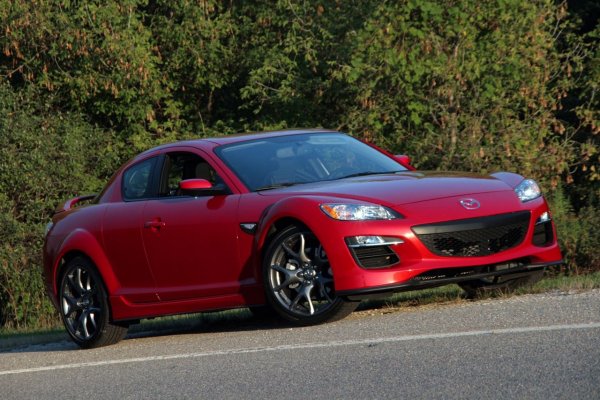 Пакета "R3", включва подобрено спортно окачване и доработки в интериора и екстериора на 4-вратото, 4-местно спортно купе