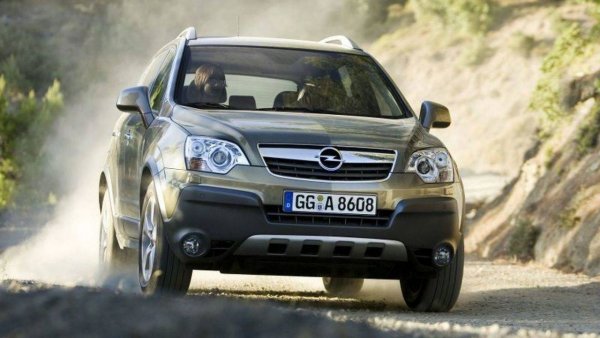 Както се случи с "европейския" му брат Chevrolet Captiva, Opel Antara ни остави преди няколко години. И както изглежда, с това се увеличиха шансовете на германската марка да има кросоувър по-голям от новия Grandland X, новият й флагман. С тяло с дължина 4,60 метра и салон с 5 места (Captiva се предлагаше и със 7), той бе наличен с два турбодизелови двигателя, 163 и 184 к.с., и бензинов, развиващ 167 коня. Докато последният имаше задвижване само на предните колела, дизеловите версии се предлагаха и с 4х4.