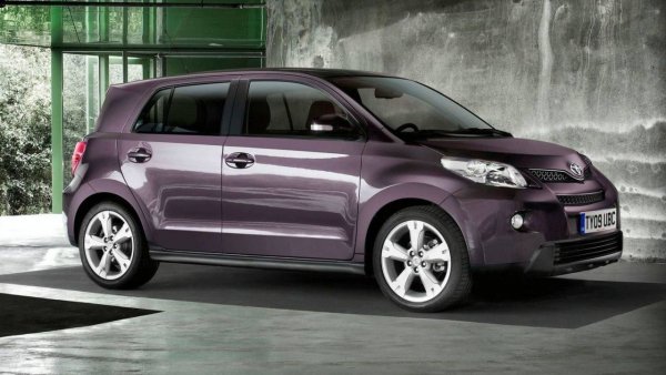 Toyota никога не е искала да определя Urban Cruiser за градски кросоувър. Въпреки че, ако беше, може би щеше да предвиди успеха, който по-късно пожънаха Nissan Juke, Renault Captur, Peugeot 2008 и др. Моделът се предлагаше с 2 двигателя: 1,33 VVT-i бензин, с 99 к.с. и 1,4 D-4D турбодизел, с 90 к.с. И в двата случая трансмисията беше 6-степенна ръчна, като само дизеловата версия имаше задвижване на всички колела. Успехът му не беше прекалено голям и след кратко време на пазара той спря да се продава през 2011 г., заедно с друг прочут модел: Corolla.