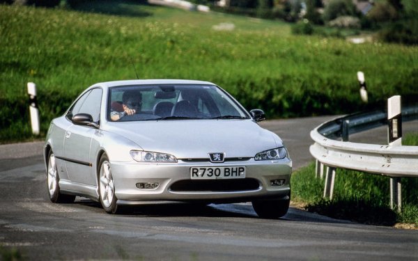 Този автомобил е проектиран и построен от Pininfarina, така че Peugeot 406 Coupé почти толкова италиански, колкото Alfa Romeo GTV. Стайлингът е създаден от покойния Давиде Арканджели - дизайнерът, отговорен за BMW 5-Series (Е60) под ръководството на Крис Бенгъл.

Лансирано през 1997 г., 406 Coupé се предлага с набор от двигатели, включително 3,0-литров ESL V6, разработен в партньорство с Renault. С този мотор получавате и по-високо оборудване, както и шанс да се сдобиете с една бъдеща класика  много преди версиите с 2,0-литров бензинов и 2,2-литровия дизелов вариант.
