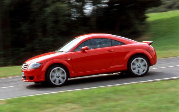 Audi TT излезе през 1998 г. със задвижване на четирите колела quattro и избор от 1,8-литрови двигатели с турбо, произхождащи от VW Golf (Mk4). Пет години по-късно Audi добави 3,2-литровия VR6 за купето и роудстъра в комплект с новата автоматична трансмисия DSG с двоен съединител (по-късно дойде 6-степенна механична скоростната кутия).

Тази комбинация се оказва много успешна, като превърна автомобила в отлична алтернатива на Porsche Boxster. И напълно си заслужава мястото в този списък.
