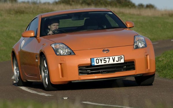 Защо да се задоволявате с 3,0-литров V6, когато можете да имате 3,5-литров? Nissan 350Z е класически спортен автомобил с мощност, изпратена към задните колела от голям и мощен двигател отпред. Ранните автомобили разполагаха с 280 к.с., но през 2005 г. мощността скочи на 300 к.с.

Това обаче се оказа проблем и само 2 години по-късно Nissan преработи двигателя, като увеличи мощността му до 313 к.с., като едновременно с това намали теглото на автомобила. Затова, препоръката е да търсите последните бройки от модела, преди той да бъде заменен с 370Z.
