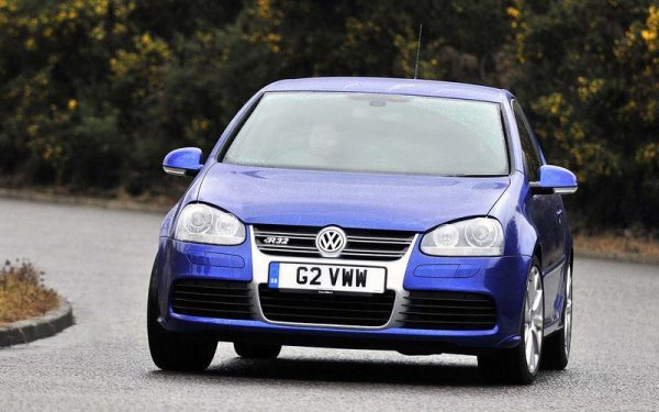 Оригиналният R32 доказа, че е възможно да се забавлявате в VW Golf (Mk4), но като цяло Mk5 е по-убедителният продукт. Използвайки ревизирана версия на прочутото шаси на VW Golf Mk5, R32 разполага с подобрен 3,2-литров V6 и система за задвижване на четирите колела. Предлагат се версии с три и пет врати.

Допълнителното тегло означаваше, че той е само с половин секунда по-бърз от 0 до 100 км/ч в сравнение със забележителния Golf GTI Mk5, но звукът, по-високата максимална скорост и подобреното сцепление му дават голямо предимство.
