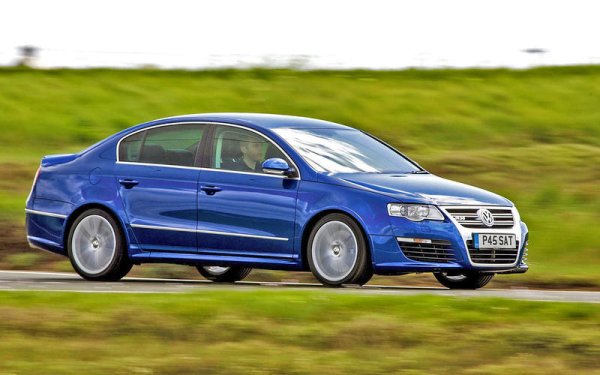 Тази кола в повечето случаи излиза от бюджета, но все пак има екземпляри, които се предлагат за около 9000 евро. Твърде вероятно те няма да бъдат в добро състояние, така че ще се наложи сериозен пазарлък при покупката на по-читав екземпляр.

Под капака на този Passat е поставен 3,6-литров V6, който представлява подобрена версия на мотора, задвижващ Golf R32. Мощността му е 300 к.с., като ускорението от 0 до 100 км/ч отнема 5,6 секунди. Има и система за задвижване на четирите колела 4Motion, която прави колата стабилна при всякакви метеорологични условия. 
