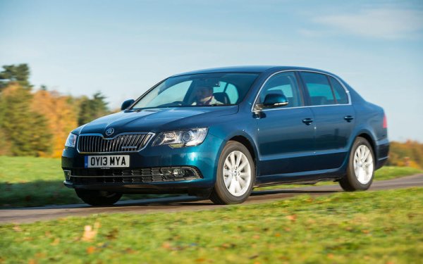Това е едно от най-добрите предложения в списъка. Автомобилът е несправедливо пренебрегван, но всъщност Skoda Superb предсталява  достъпна алтернатива на Audi A6 и Mercedes-Benz E-Class, тъй като предлага комфорт и огромно вътрешно пространство.

Повечето хора избират дизело или 4-цилиндров бензинов двигател, но си струва да припомним, че този модел се предлагаше с 3,6-литров V6 двигател на Volkswagen, произвеждащ 260 к.с.
