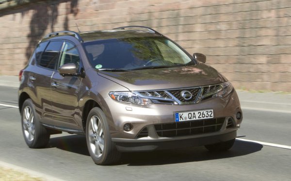 Смятан за странен при пускането си през 2005 г., Nissan Murano сега представлява интересна алтернатива на Qashqai. Той предлага дързък стил, много вътрешно пространство и повече стандартно оборудване, отколкото много други автомобили от този клас.

Най-голямата атракция е 3,5-литровият V6, който споделя с Nissan 350Z. Факт е, че мощността му е намалена до 250 к.с., но и така той придава повече характер на Murano в сравнение с появилия се по-късно 2,5-литров дизел.
