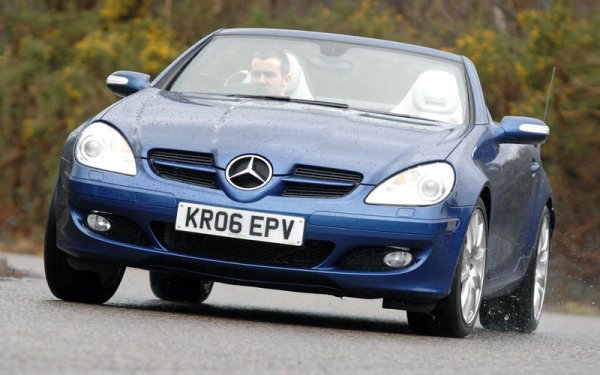 Mercedes-Benz SLK (серия R171) от 2004 до 2011 г. представлява значително подобрение спрямо оригиналната версия, като получи по-интелигентен външен вид и подобрен стил. Сгъваемият метален покрив остана, но Mercedes добави устойчива на ръжда поцинкована каросерия, така че има по-малък шанс да стане жертва на зимате.

Предлага се и избор от V6 двигатели. Това са 3,0-литров V6 с мощност 230 к.с., който се намира в SLK 280, докато SLK 350 получава 267 к.с. и 3,5-литров V6. Версията SLK 280 е незначително по-евтина, така че най-добре е да се заложи на SLK 350, особено при фейслифта на модела. Тогава мощността скача над 300 к.с.
