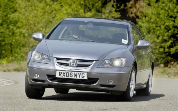 Още един луксозен модел, който се сблъска с германците... и загуби. Това обаче не прави Honda Legend лоша кола. Напротив, третото поколение на модела, което се предлагаше като седан с четири врати или купе с две врати, беше много по-добро от предишните.

Под капака му е поставен 3,5-литров i-VTEC двигател с 300 к.с. беше най-мощният V6 в седан на Honda досега и издаваше звук, който не беше твърде различен от този на NSX. Освен това получи страхотни технологии, включително нова система за задвижване на всички колела Super Handling.
