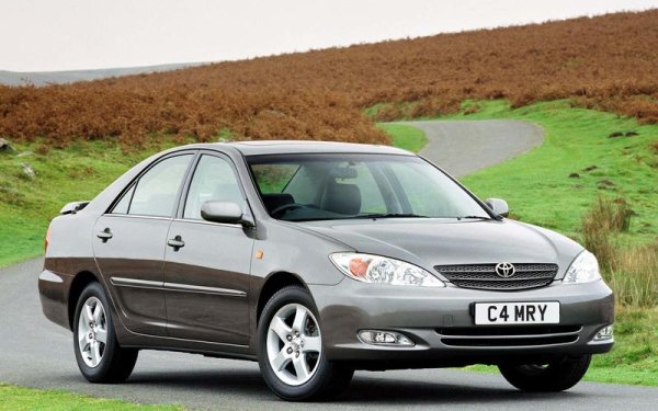 За 30 000 евро може да си купите Lotus Evora със средно разположен двигател. То разполага със същия 3,5-литров V6 двигател като Toyota Camry, който получава допълнителен компресор във версията Evora S.

Camry XV40 не се среща толкова често на пазара на употребявани автомобили, но  ранните версии XV30 и XV20 се намират по-лесно. В случая това е по-малкият 3,0-литров V6, но получавате висок комфорт и голяма надеждност.
