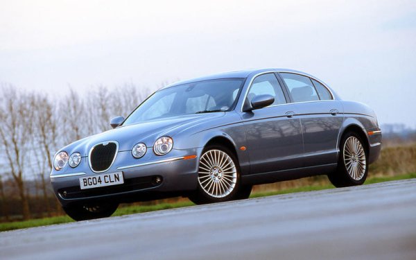 Подборката завръшва с модел на Jaguar, като в нея можеше да попадне и XJ (X350). Все пак печели S-Type, защото при XJ по-добрите предложения са с 3,5-литров или 4,2-литров V8.

При S-Type версиите с 2,5 и 3,0 литра разходите са по-малко, а самият автомобил има своя ретро-чар, което го прави и много желан. А и V6 двигателите му си вършат работата.

